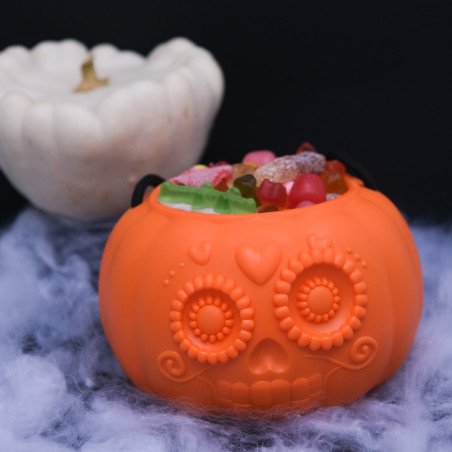 Seau à bonbons citrouille calavera pour Halloween : en situation